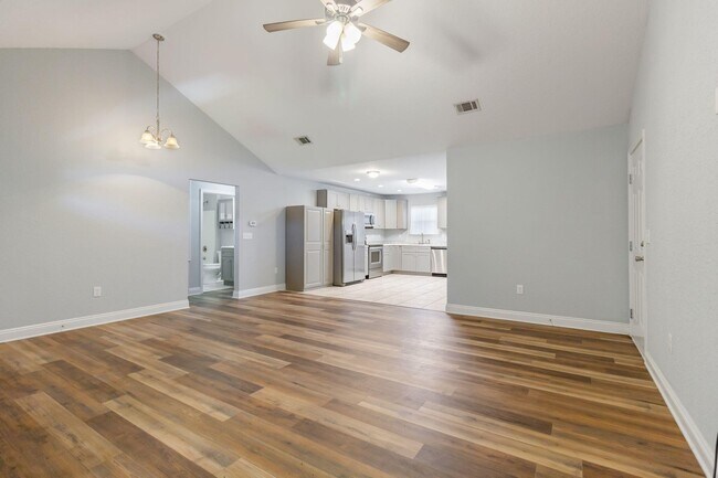 Building Photo - 515 Grand Ridge Dr