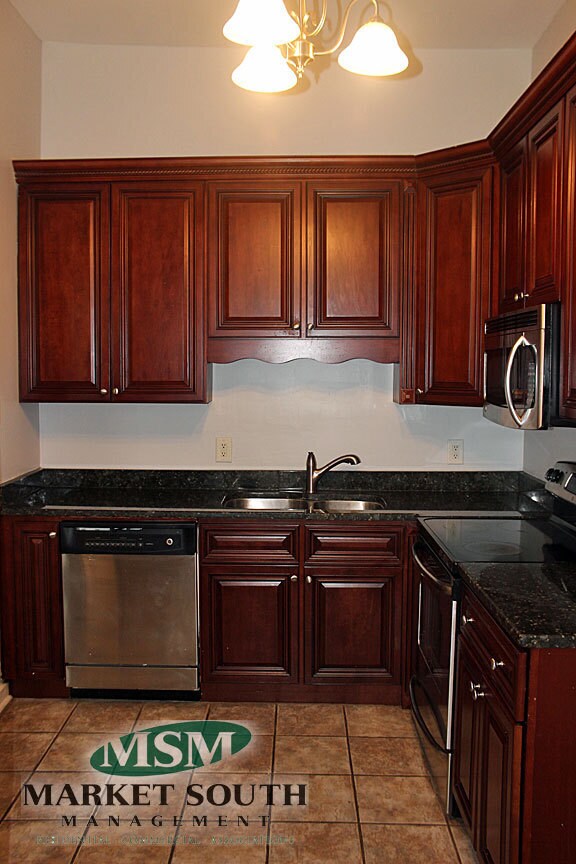Building Photo - NEWLY RENOVATED 3 BEDROOM ON HABERSHAM/ E32