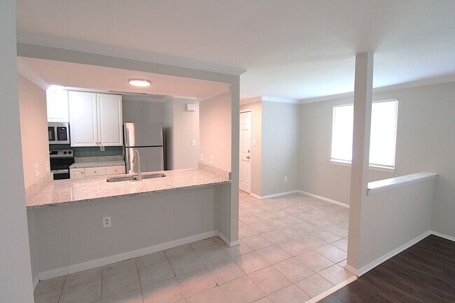 Building Photo - Charming 2 Bedroom, 1 Bath Home on Quiet C...