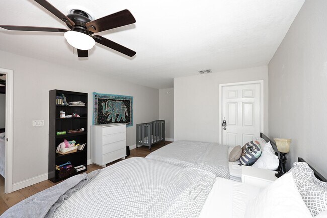 Building Photo - Fully Furnished Remodeled 4 Bedroom / 4 Bathroom Home with spacious back yard & pool in Central P...