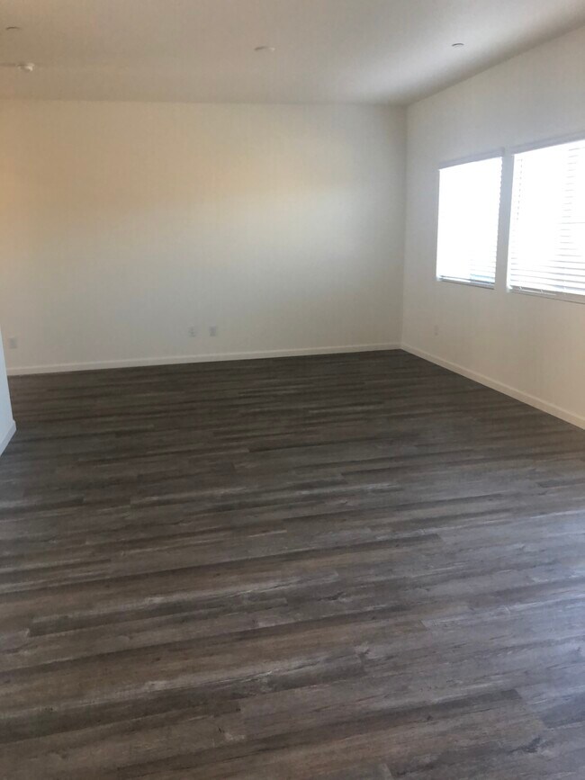 Foto del edificio - 1386 Santini Ave