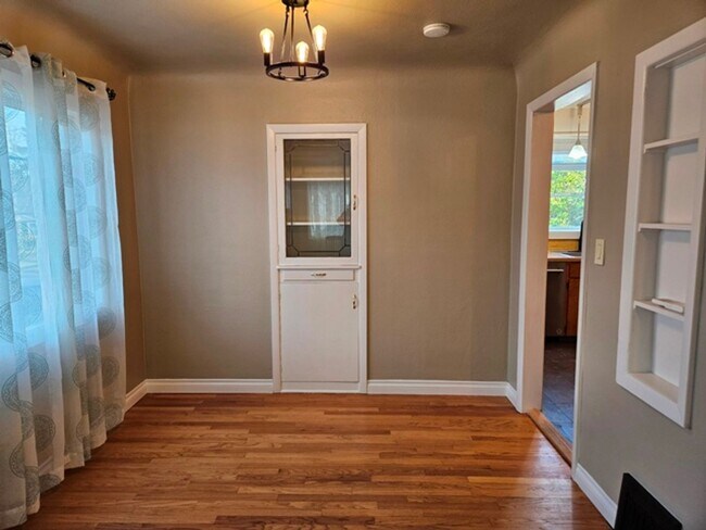 Foto del edificio - 4Bd/2Ba Two Story Home - For Viewing!