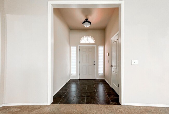 Building Photo - Beautiful 3 Bed 2 Bath in the Heart of Moo...
