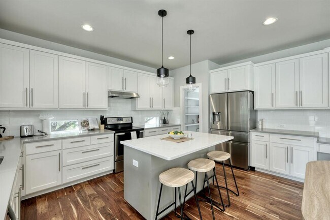 Building Photo - 15500 Enid Dr