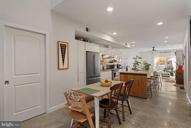 Building Photo - 2332 E Fletcher St