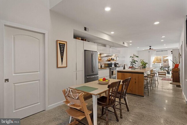 Foto del edificio - 2332 E Fletcher St