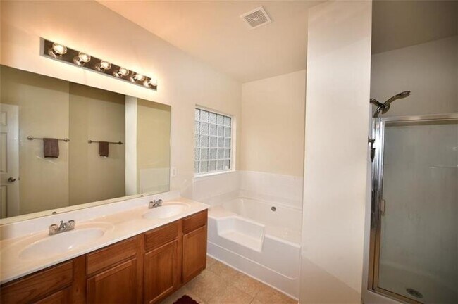 Building Photo - 990 Pebble Creek Trail