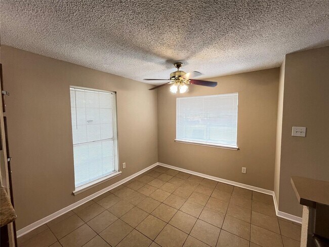 Foto del edificio - 6902 Feather Creek Dr