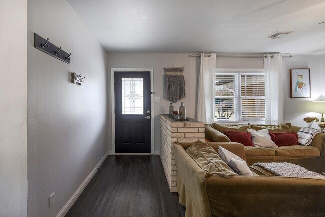 Foto del edificio - 6004 Libyan Dr