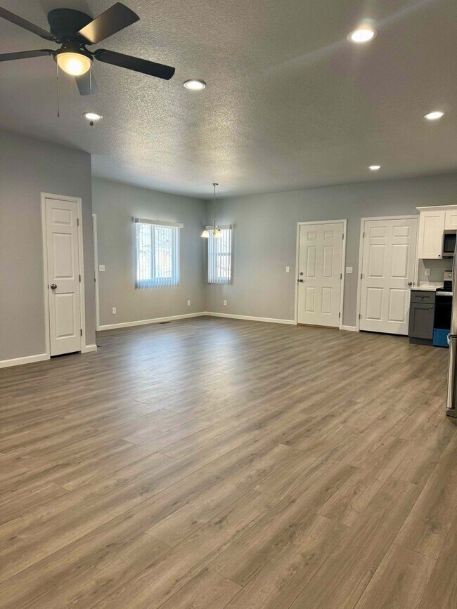 Building Photo - 324-326 W Coral Dr