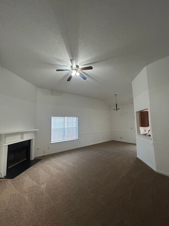 Sala de estar con chimenea - 65 Waters Edge Way