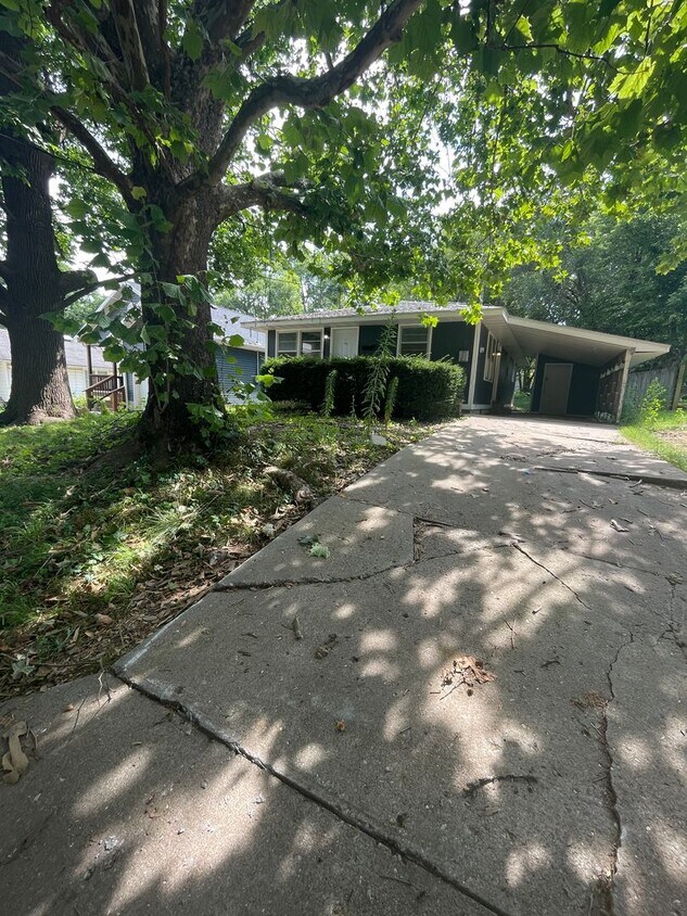 Primary Photo - 3 Bed 2 Bath Carport. Available 12-31-2025