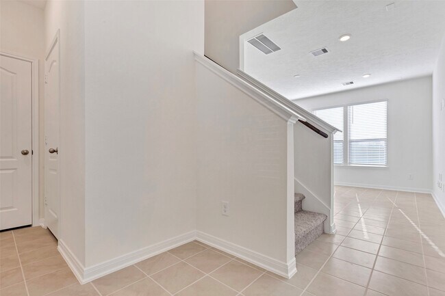 Building Photo - 9423 Castillo Ct