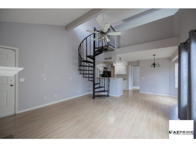 Foto del edificio - Live elevated in this premium upper-level ...