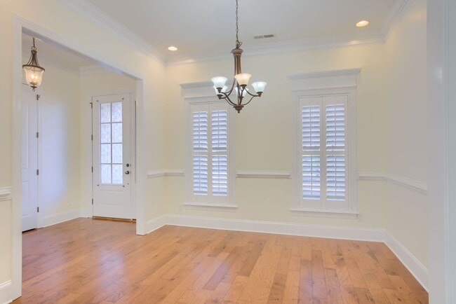 Building Photo - Fresh Paint, New Carpet & Custom Finishes in North Shore Country Club