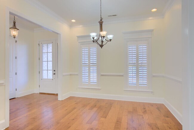 Foto del edificio - Fresh Paint, New Carpet & Custom Finishes in North Shore Country Club