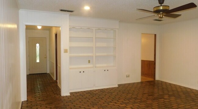 Building Photo - 8315 Oxford Dr
