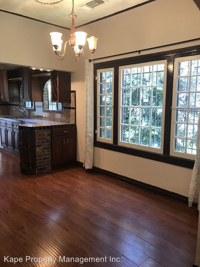 Building Photo - 839 N Poinsettia Pl