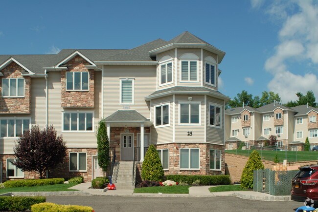 Building Photo - 25 Bluefield Dr