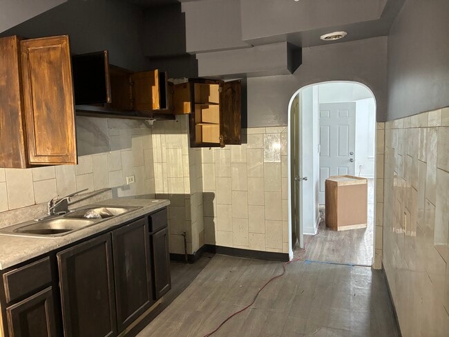 Building Photo - 156 E 107th St