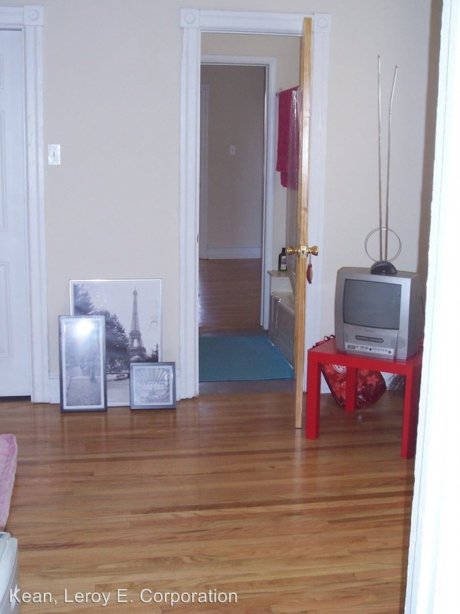 Building Photo - 722 Tasker St