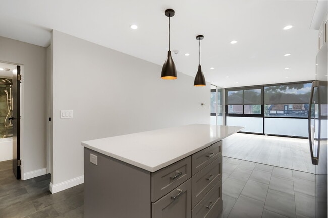 Building Photo - Updated One Bedroom in Great Cap Hill Location