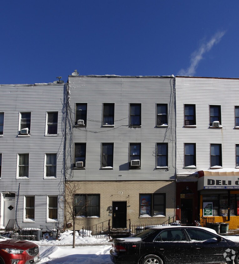 Foto del edificio - 235 Irving Ave