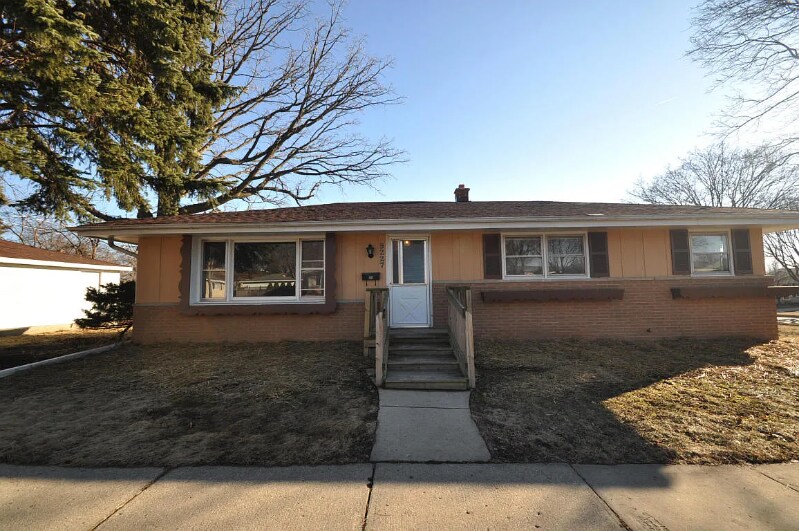 9227 W Wilbur Ave, Milwaukee, WI 53228