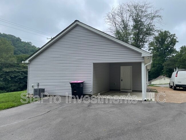 Building Photo - 1386 Louisville Hwy