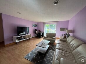 Building Photo - 25 Greentree Ln