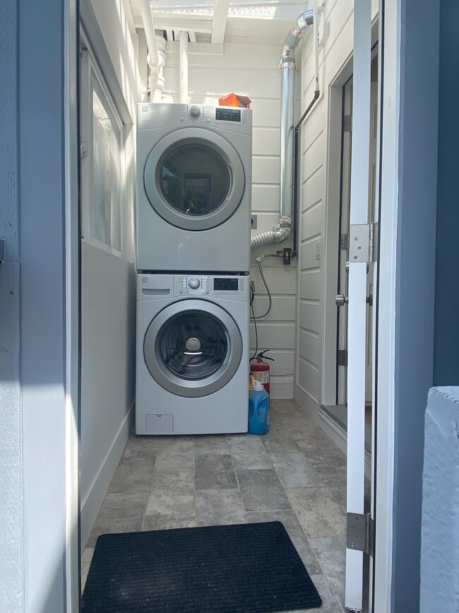 In-unit w/d - 693 2nd Ave