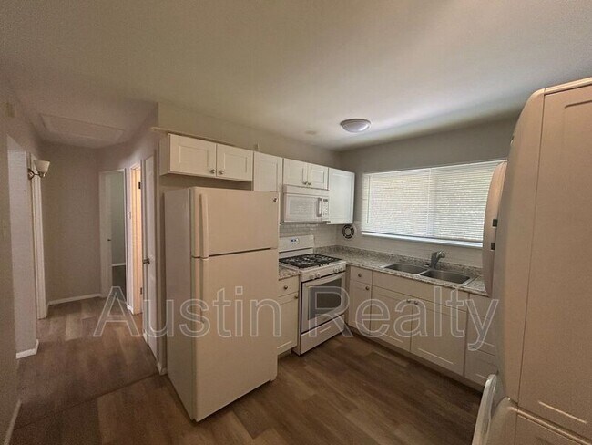 Foto del edificio - 8630 Burton Ave