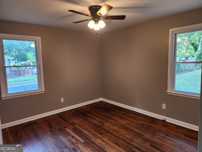 Foto del edificio - 224 Larkspur Ln
