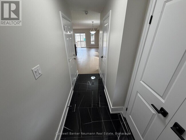 Building Photo - 157 S Creek Dr