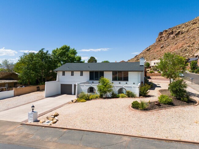 Foto del edificio - Unique & Fully Renovated Bloomington Home