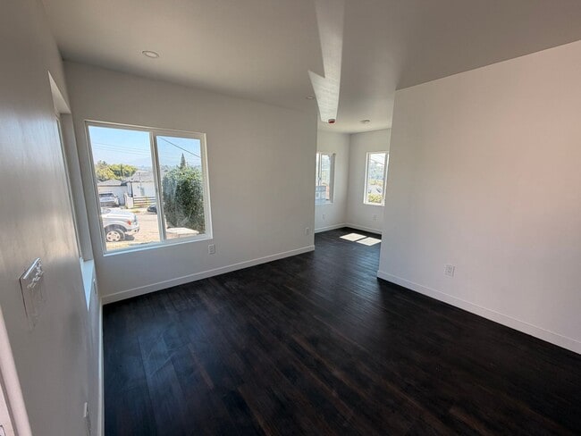 Building Photo - Fully Renovated 2BD/1BA Apartment in San Diego – Parking Included – $2,500/mo