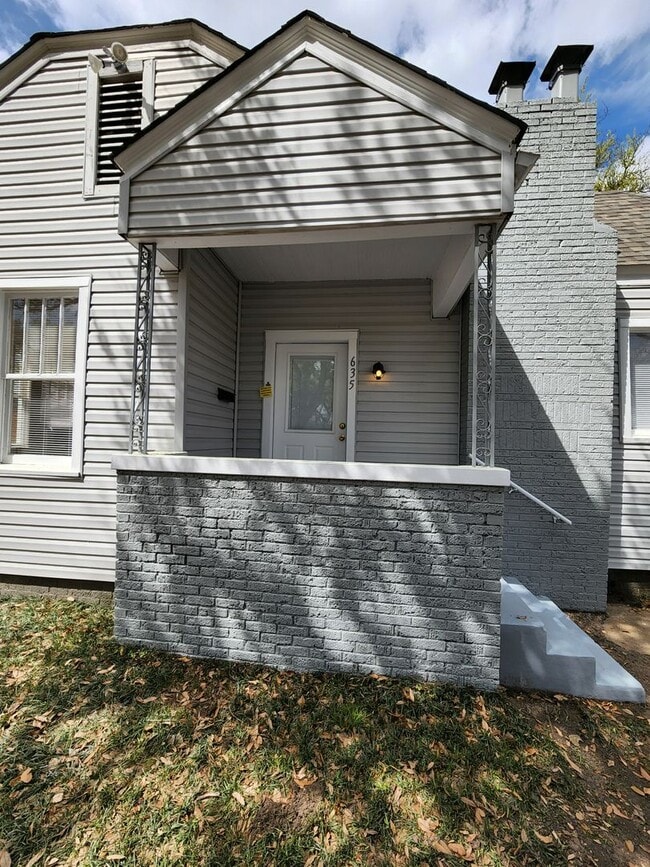 Building Photo - 635-635 1/2 S Vine Ave