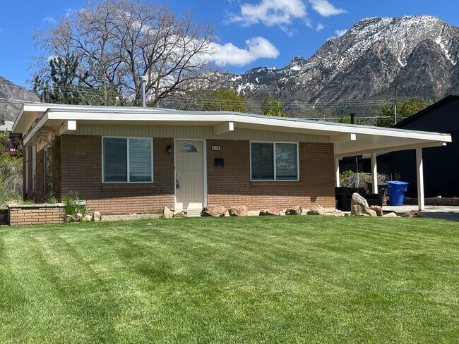 Foto del edificio - Beautiful 4-Bedroom Home in Desirable Holladay Neighborhood