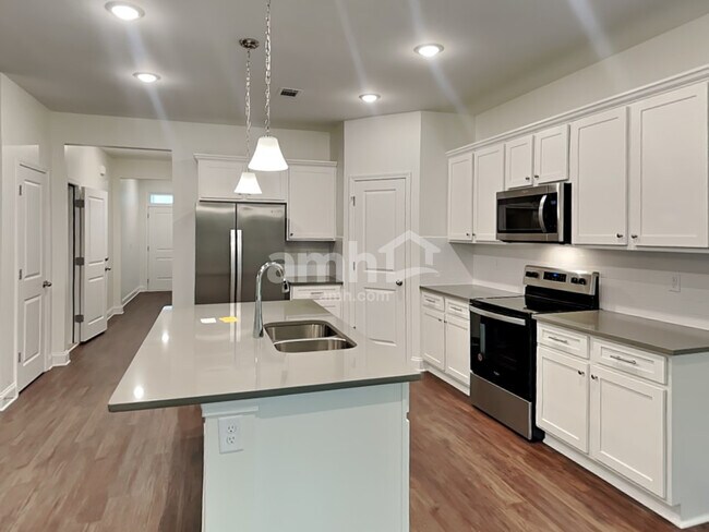 Building Photo - 3880 Chivalry Dr