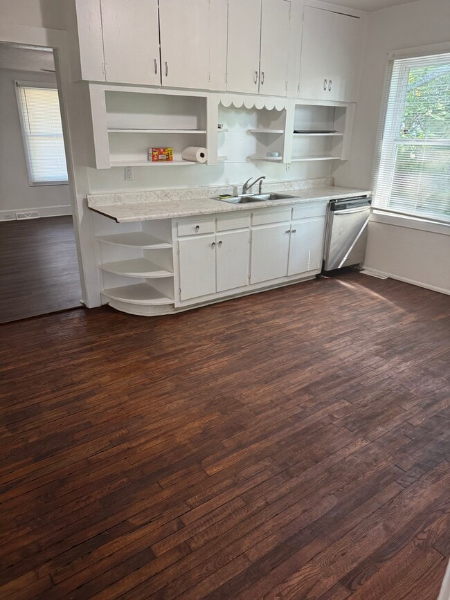 Kitchen - 30 Renfrew Ave