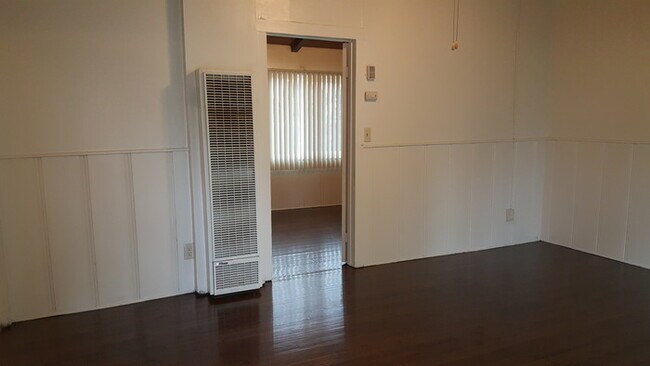 Building Photo - Charming 1bdr duplex with private yard and garage!