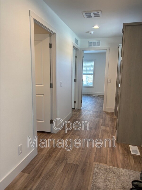 Foto del edificio - 825 1st Ave E