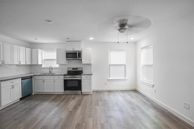 Building Photo - 9313 Hillis St