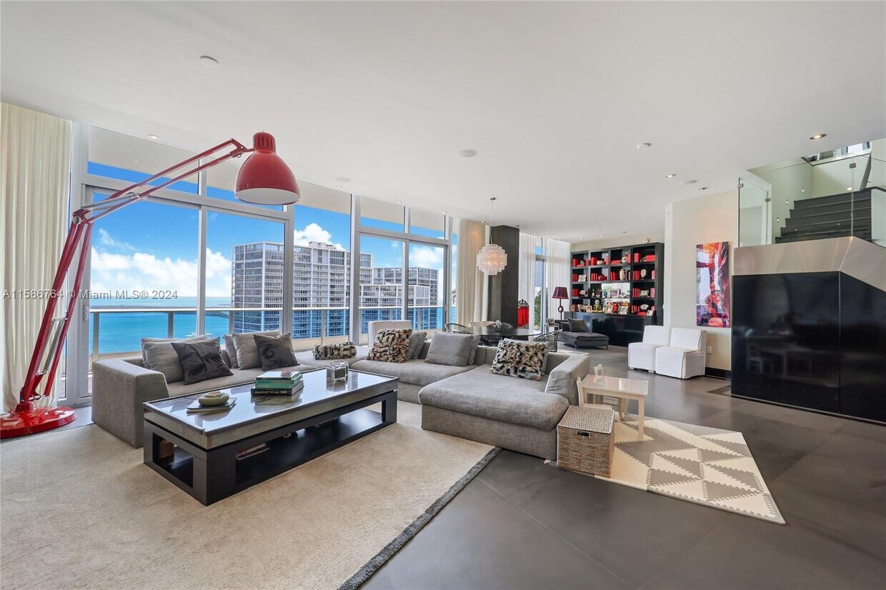 Primary Photo - 200 Biscayne Blvd Way