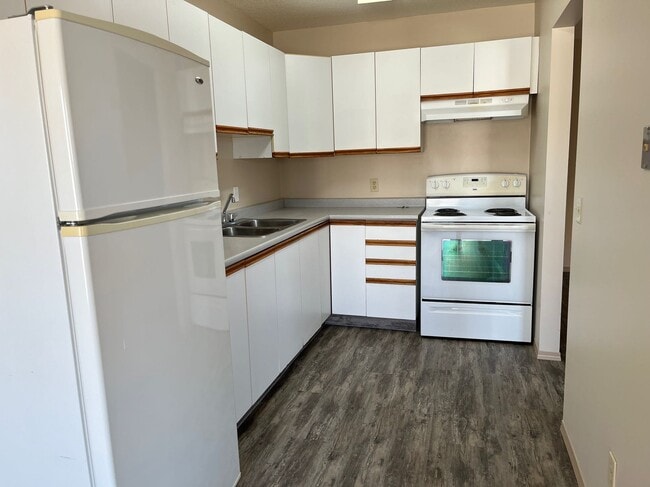 Building Photo - 3 Bed 1.5 Bath Unit in Red Deer, AB