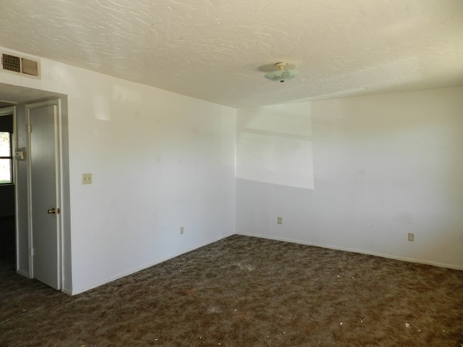 Living area in apartment - 505 NW Oak Ave