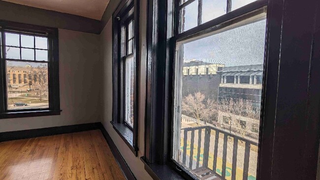 Building Photo - 346 S Rose St