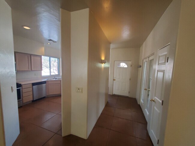 Foto del edificio - Central Tucson, close to everything, community pool