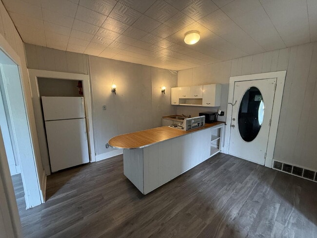 Building Photo - 1BR Main Floor Apartment in Wayland