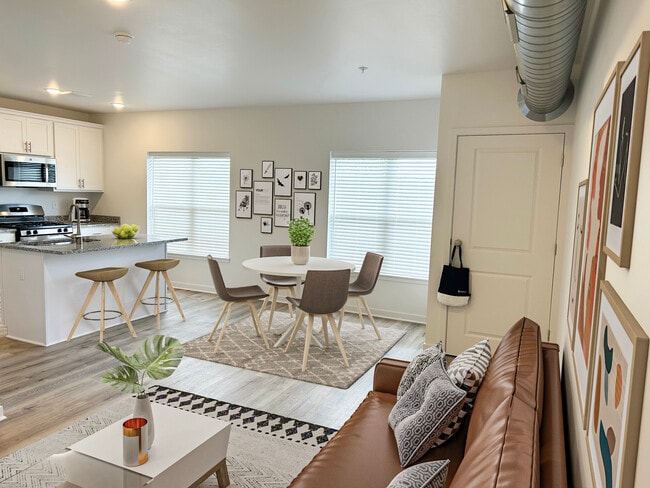 Building Photo - Elmwood Lake Apartments